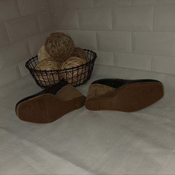 Anne Klein Black Patent Leather Round Toe Wedges. Size 6M - Picture 5 of 5